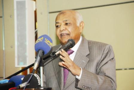 باسندوة يلقي كلمة لدى لقائه وفد رجال الأعمال والمستثمرين الأتراك أمس